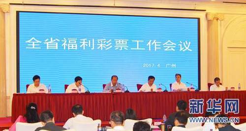 本期《幕后》特邀该片造型指导雷舒羽，为大家揭秘如何精准复刻时代记忆，打造出一场视觉“时空旅行”。