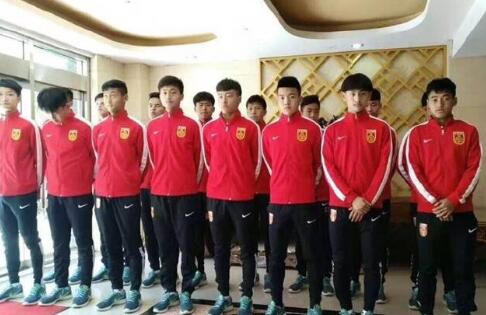 影片讲述了刑满释放的殡葬师莫三妹在一次出殡中遇见了孤儿武小文，两人的奇遇意外改变了他对职业和生活态度的故事。