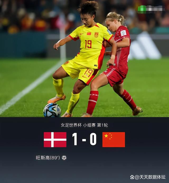 照片中，申世京身穿粉红色系的衣服，俨然变成了粉红俏佳人。