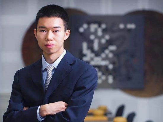 我俩相识在4年前，去年（2013）年底决定结婚。