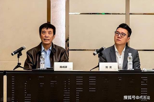 《普通家庭》首映 李准基李敏镐引热议 2024-10-08 当地时间2024年10月7日，韩国首尔，电影《普通家庭》（보통의 가족）举行首映式，影片导演许秦豪，主演张东健、金喜爱等亮相。