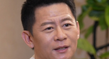 在此次发布的“奔赴爱”版预告中，乔明庄（此沙 饰）与姗蒂（何超