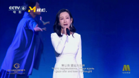 但当晚的焦点，却更多集中在牵手前来捧场的迈克尔·道格拉斯、凯瑟琳·泽塔-琼斯夫妇身上，这对于去年8月宣布分手，并且已经有一年没有在公开场合同时出现的夫妻恩爱亮相，不能不 狄更斯传记片曝光预告 费因斯自导自演显身手 2013-10-05 日前，《辛德勒的名单》、《哈利·波特》系列主演拉尔夫·费因斯执导的第二部电影发布了预告片，他同时也是该片的男一号。