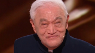 就连谢楠和费启鸣都惊叹：“这就是真实版20年前的裙子我一直穿的上”。